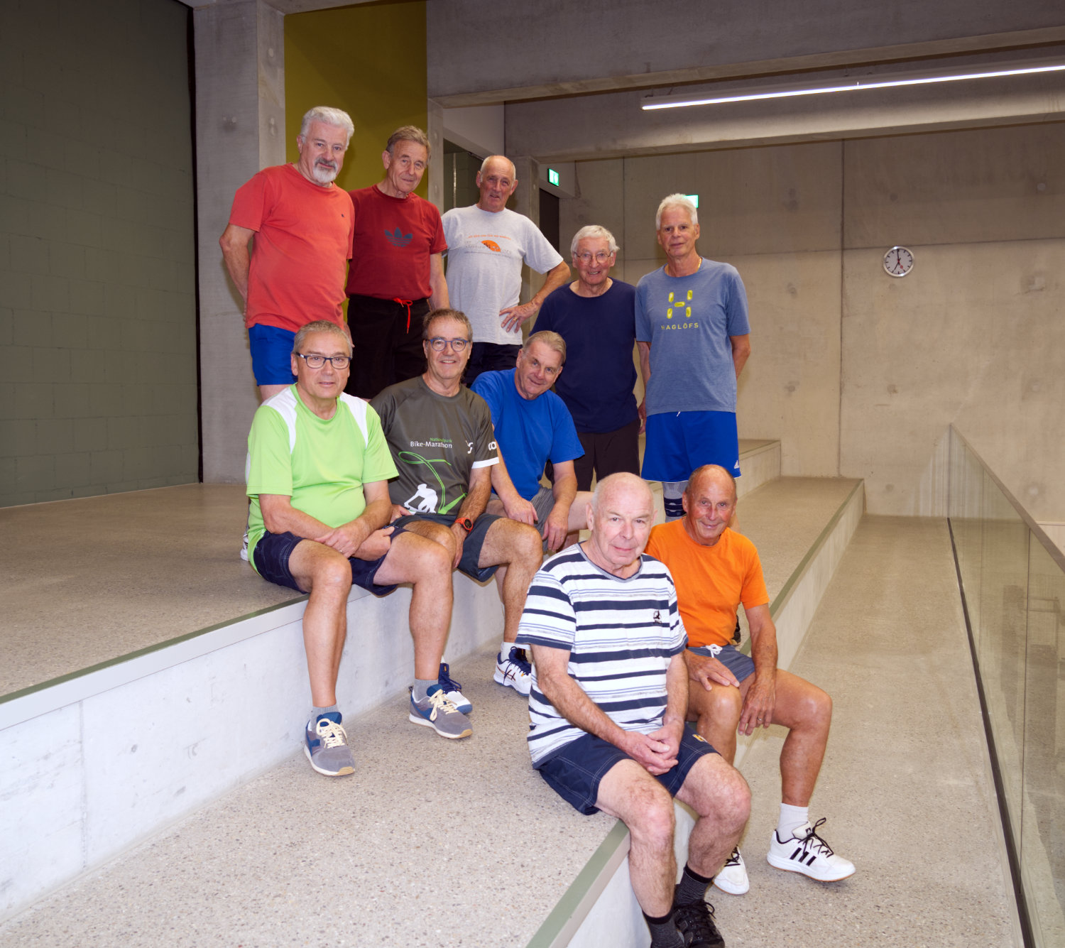 Die Männerriege präsentiert sich in der Turnhalle Friedbühl.